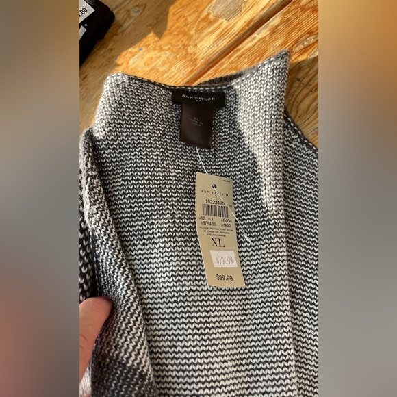 Ann Taylor sweater, never worn extra large. Has pockets. - Picture 7 of 7